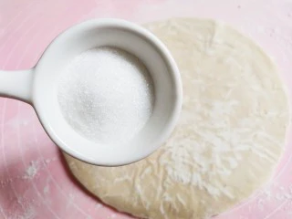 手抓饼蝴蝶酥,上面撒一层白糖,