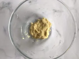 网红草莓脆皮泡芙,搅拌均匀