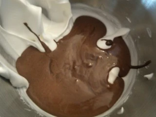 十分优秀de巧克力戚风蛋糕,继续把巧克力面糊加入蛋白中切拌