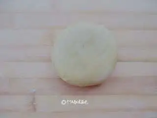 麻酱白糖酥饼,收口朝下按扁