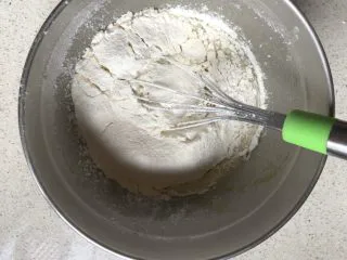 柠檬味小蛋糕,低粉和泡打粉混合过筛，用手抽搅拌均匀，随便怎么搅、不分手法！直到完全混合呈浓稠状！ 