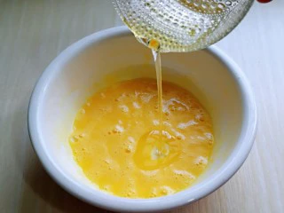 6寸紫薯戚风蛋糕,加入玉米油，使油与蛋液完全融合再一起，(色拉油也可以，但是一定要无味的)不建议使用黄油或橄榄油。