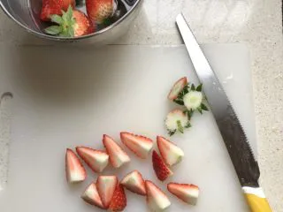 草莓克拉夫提,草莓洗净、切小块