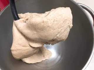 奶油黑麦奶酪包,继续揉面20分钟。