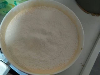 解决不消泡不塌腰完美de海绵蛋糕,过筛放入面糊中哦。要分开放，不要集中在一处，不然会消泡。