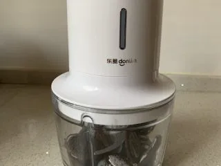 奥利奥木糠杯,放入搅拌机搅碎