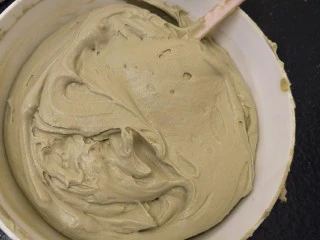 爆浆抹茶冰心面包,两者开打蛋器低速搅拌均匀。装大号裱花袋。