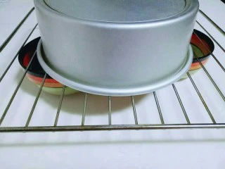 8寸戚风蛋糕,40分钟后戴上隔热手套，取出烤盘，垂直摔一下，震出热气。即可倒扣再烤网上，下面可以放两个碗，这样凉的比较快，彻底凉后再脱模。