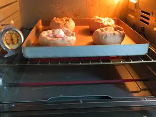 奶油黑麦奶酪包,两次发酵后,口子开口,就要这种效果,烤箱预热至190度,烤制20分钟。