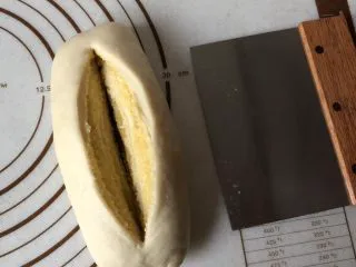 北海道款椰蓉吐司,从中间切一刀，两边不要切断