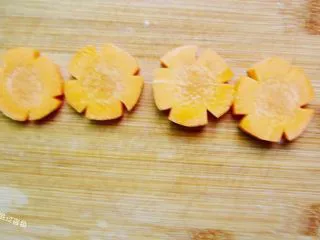 黑胡椒牛排，自制简单西餐,胡萝卜去皮，切成自己喜欢的形状，飞水，捞出待用