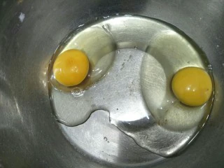 蓝莓酥粒蛋糕,鸡蛋打入干净的盘中。