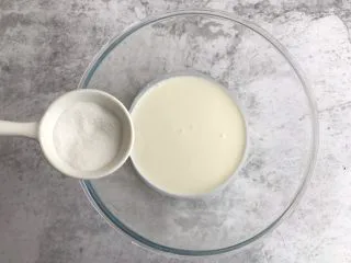 脏脏杯子蛋糕,80g淡奶油中加入7g的白糖