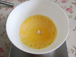 心形玛德琳蛋糕,加入糖粉搅拌均匀，