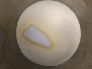 梦龙脆皮盒子,淡奶油里放入糖和盐。