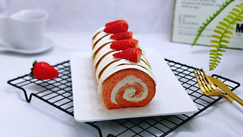 红丝绒草莓奶油蛋糕卷~下午茶必备甜品