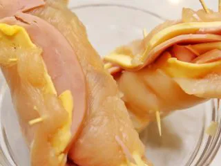 蓝带爆浆鸡排,用牙签把两端固定