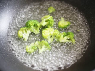 西兰花肉松芝士饭团,水烧开，滴几滴油，适量盐，放入西兰花焯一分钟。
