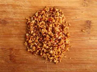 中式点心红糖夹心馒头,在醒面的同时,我们就来处理夹心馅啦,将红枣、腰果切成碎末