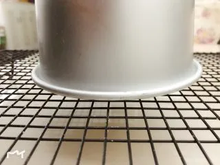 纯享红茶奶油蛋糕,出炉立即倒扣,一定要自然冷却久一点,不要着急脱模,过夜再脱都可以