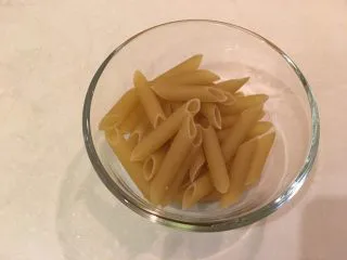 迷迭香烤羊排套餐,烧开热水准备煮通心粉