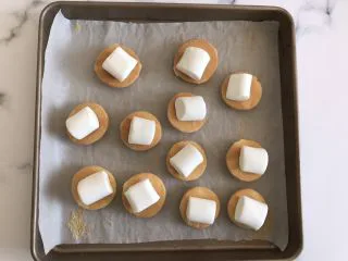 迷你巧克力夹心派,烤好后取出一半蛋糕饼翻面放上棉花糖继续烤2分钟即可