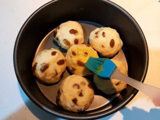 超软的葡萄干小餐包,在饧发好的面团上均匀的刷一层全蛋液