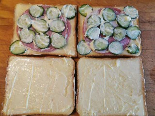 超快手三明治~十分钟就能搞定,再抹一层沙拉酱