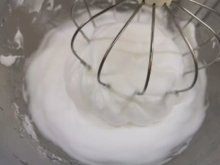 空气舒芙蕾~消耗蛋白的好方法,继续高速打发