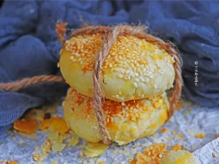 麻酱白糖酥饼,饼放入烤箱上下火200度烤20-25分钟!各家烤箱功率大小不一,时间和温度仅供参考!也可以用电饼铛加热或平底锅,放入整形好的饼烙至两面金黄即可~