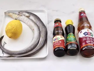 日式柠香烤鳗鱼,首先备齐所有的食材。