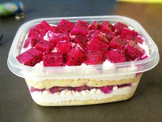 火龙果盒子蛋糕,完成之后，盖盖冷藏后口感味道更好！