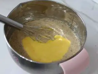 红茶柠檬戚风,6. 将蛋黄面糊加入红茶面糊中 
