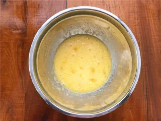 柠檬玛德琳甜甜圈,将鸡蛋和白砂糖搅拌至白糖融化。