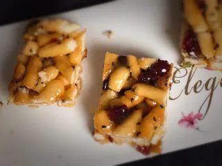 蔓越梅沙琪玛,切成块的沙琪玛是不是很赞,吃了一块味道跟买来的没有两样,自己做吃起来放心。