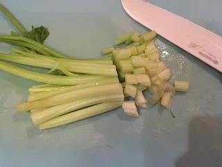 迷迭香烤羊排套餐,芹菜洗净切末