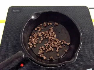 南瓜酱汁牛肉面,热锅，放入植物油，加入牛肉炒熟