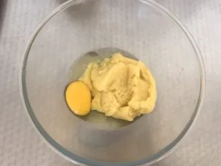 红丝绒脆皮泡芙,晾至50度左右后加入一个鸡蛋，搅拌均匀