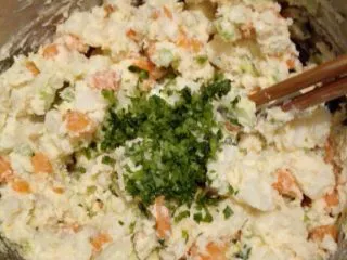 正宗西式土豆沙拉,放入芹菜或黄瓜丁，胡椒粉，放火腿丁和洋葱碎（不放的这步可以忽略），搅拌均匀。