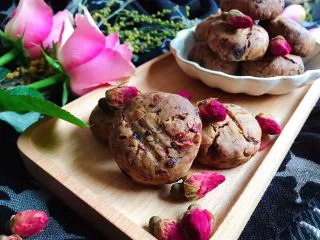 玫瑰花红糖小酥饼,非常的酥脆，不会太甜，多吃几块也不会觉得腻，很赞哦！