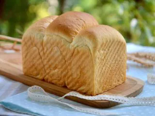 北海道吐司（70%冷藏中种）,出炉后立即倒出，在晾架上放是手温，用保鲜袋装好