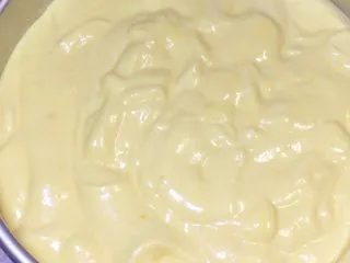 八寸戚风蛋糕,倒完面糊后,把模具震几下,将面糊中的小气泡震出来