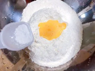 马卡龙色 高颜值汤饺系列@@ 猪肉大葱馅●麦穗饺,再放2g的盐，备用。