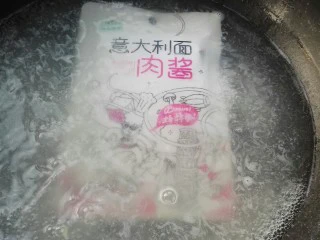 快手螺旋意大利面,把意大利面肉酱放煮面锅里加热三分钟。