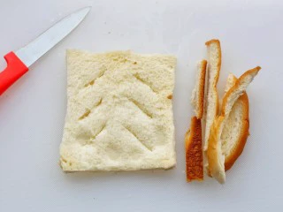 无敌好吃的苹果派,吐司去四边，擀成薄片，分两边各斜划三刀。