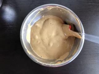 红枣糕（全蛋打发）,取约5分之一打发的蛋液和红枣泥混合均匀