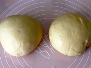 超绵软吐司(一次发酵),我做的两个,所以面团分成的两份揉圆。