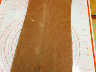 网红脏脏包（开酥版）,撒手粉。将面片从中间向两端擀开，方向要一致，不要回来擀。