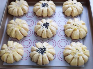 花式椰蓉面包,中间撒上黑芝麻,白芝麻,椰蓉馅都可以!