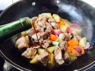 #食二星座# 罐焖牛肉(34图详细步骤),倒入4勺上海辣酱油